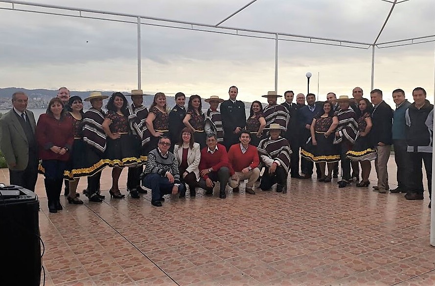 PROFESORES SALUDAN AL DIRECTOR DE LA APOLINAV EN FIESTAS PATRIAS. PROFESORES SALUDAN AL DIRECTOR DE LA APOLINAV EN FIESTAS PATRIAS.