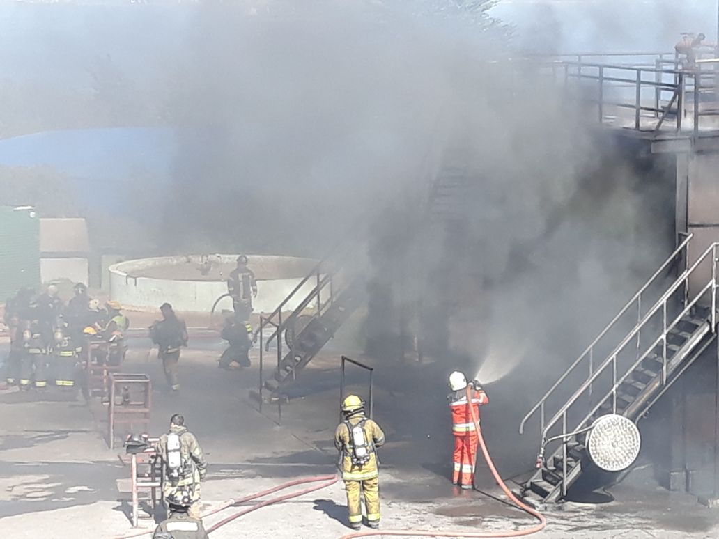 ENTRENAMIENTO DEL CUERPO DE BOMBEROS DE VALPARAÍSO, EN LA ESCUELA DE INCENDIOS DE LA APOLINAV. ENTRENAMIENTO DEL CUERPO DE BOMBEROS DE VALPARAÍSO, EN LA ESCUELA DE INCENDIOS DE LA APOLINAV.