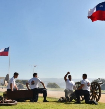 CON CAÑÓN DE DESEMBARCO SE CONMEMORARON 130 AÑOS DE LA ESPECIALIDAD DE ARTILLERÍA NAVAL.