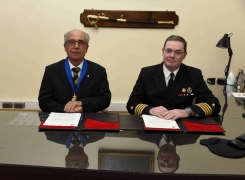 ACADEMIA POLITÉCNICA NAVAL SUSCRIBIÓ CONVENIO CON LA ACADEMIA DE HISTORIA NAVAL Y MARÍTIMA DE CHILE.