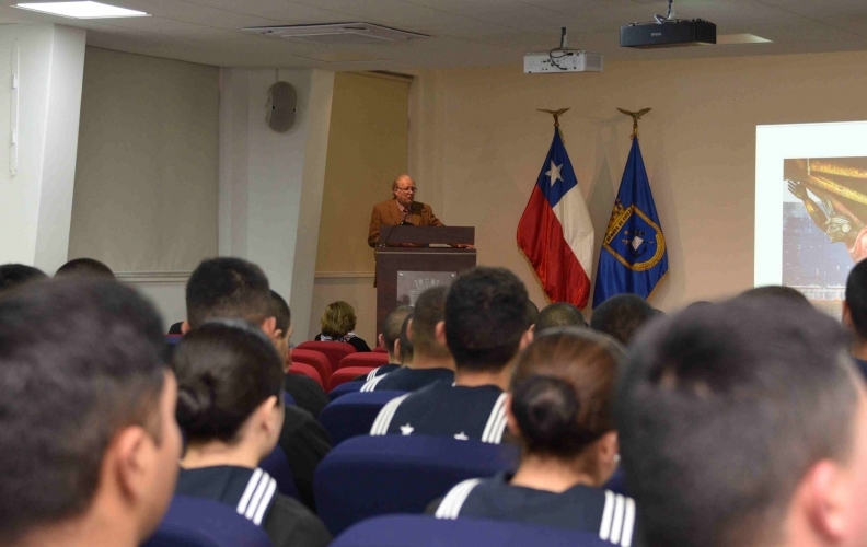 LA ACADEMIA DE HISTORIA NAVAL Y MARÍTIMA DE CHILE EXPONE EN LA ACADEMIA POLITÉCNICA NAVAL.