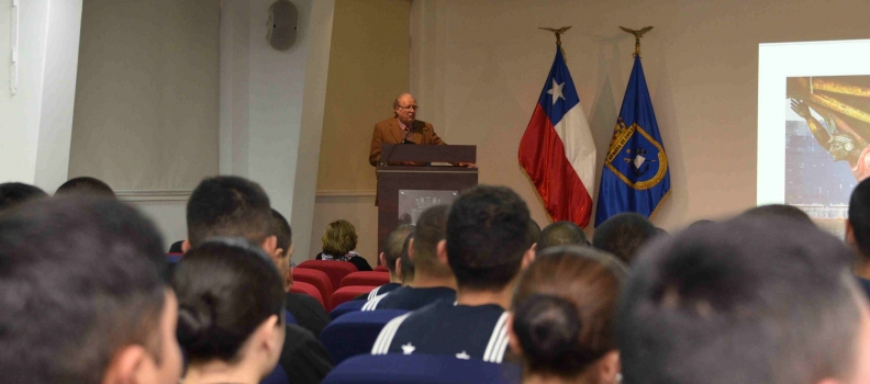 LA ACADEMIA DE HISTORIA NAVAL Y MARÍTIMA DE CHILE EXPONE EN LA ACADEMIA POLITÉCNICA NAVAL.