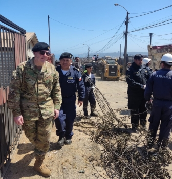 EL JEFE DE LA FUERZA DE TAREAS DE VIÑA DEL MAR REALIZÓ VISITA OPERATIVA AL PERSONAL DESPLEGADO EN EL INCENDIO.