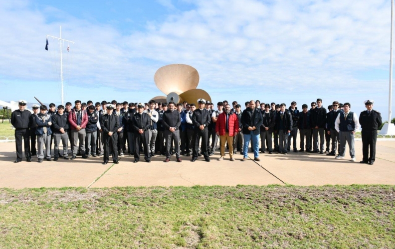 ALUMNOS DEL COLEGIO NOCEDAL VISITARON LA ACADEMIA POLITÉCNICA NAVAL.