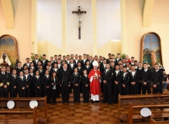 ALUMNOS DE LA ACADEMIA POLITÉCNICA NAVAL RECIBEN EL SACRAMENTO DE LA CONFIRMACIÓN.