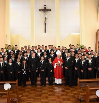 ALUMNOS DE LA ACADEMIA POLITÉCNICA NAVAL RECIBEN EL SACRAMENTO DE LA CONFIRMACIÓN.