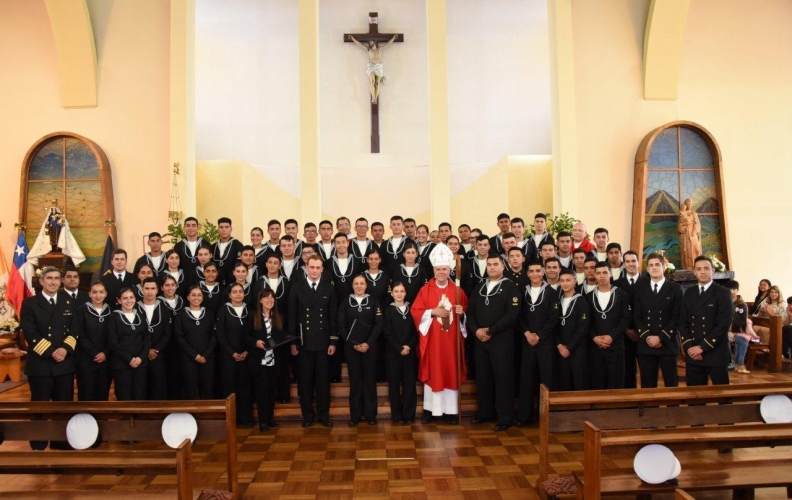 ALUMNOS DE LA ACADEMIA POLITÉCNICA NAVAL RECIBEN EL SACRAMENTO DE LA CONFIRMACIÓN.