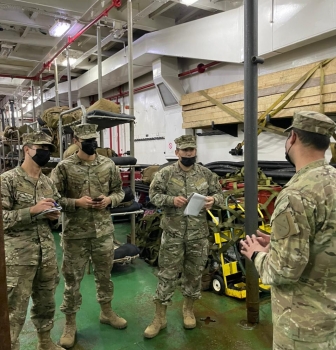 GUARDIAMARINAS INFANTES DE MARINA TRABAJAN EN LA B.A.E.