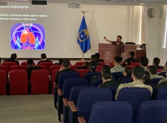 ALUMNOS DE LA ESCUELA DE SANIDAD DE LA ACADEMIA POLITÉCNICA NAVAL EN CLASE MAGISTRAL.