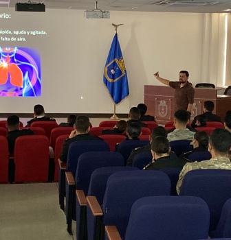 ALUMNOS DE LA ESCUELA DE SANIDAD DE LA ACADEMIA POLITÉCNICA NAVAL EN CLASE MAGISTRAL.