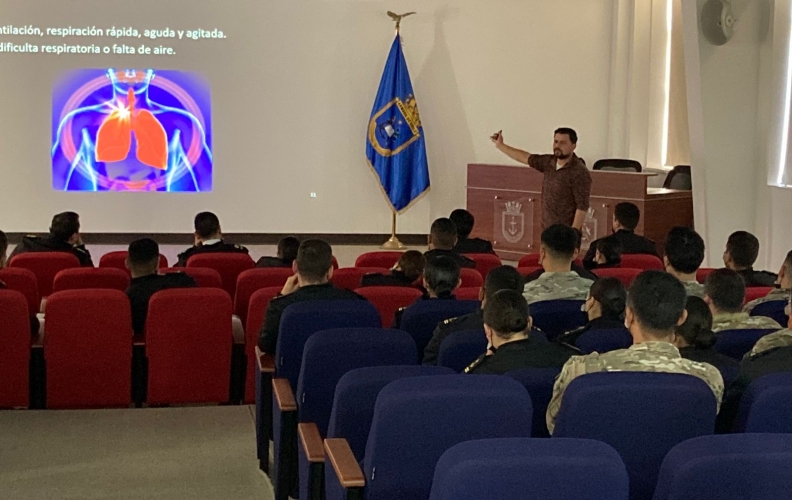 ALUMNOS DE LA ESCUELA DE SANIDAD DE LA ACADEMIA POLITÉCNICA NAVAL EN CLASE MAGISTRAL.