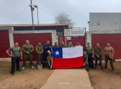 ALUMNOS DE LA ACADEMIA POLITÉCNICA NAVAL APOYAN VOLUNTARIAMENTE UNA ESCUELA EN PLAYA ANCHA.