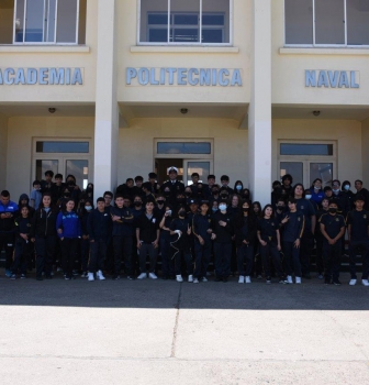 ESCOLARES DE SANTIAGO VISITARON LA ACADEMIA POLITÉCNICA NAVAL.