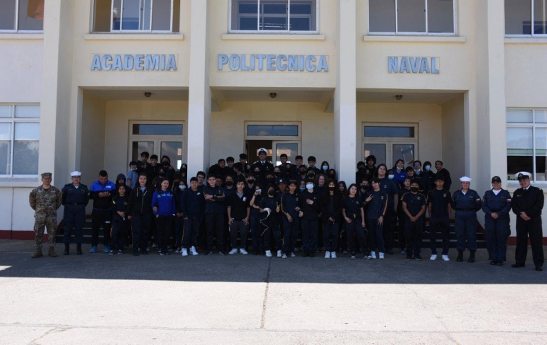 ESCOLARES DE SANTIAGO VISITARON LA ACADEMIA POLITÉCNICA NAVAL.