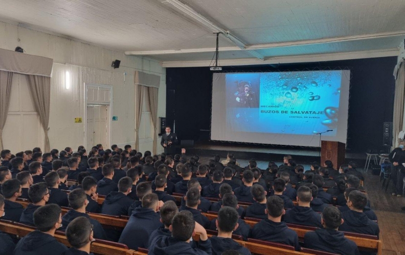 ESCUELA DE BUCEO DE LA A.P.N. REALIZA CHARLA MOTIVACIONAL EN ESGRUM.