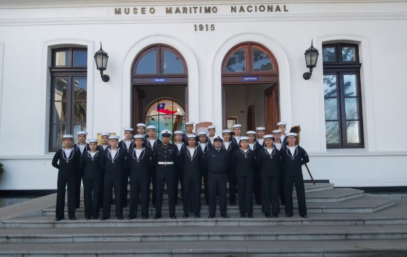 ALUMNOS DE LA ACADEMIA POLITÉCNICA NAVAL ASISTEN AL MUSEO MARÍTIMO NACIONAL.