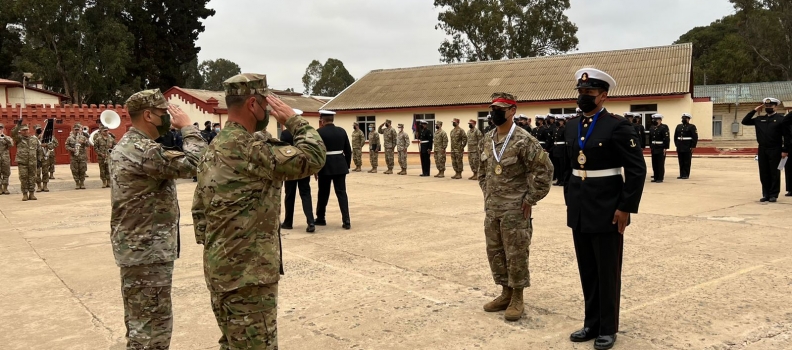 DIRECTOR DE LA ACADEMIA POLITÉCNICA NAVAL FELICITA A PERSONAL DEPORTISTA.