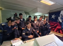 MARINEROS DE LA ACADEMIA POLITÉCNICA NAVAL VISITARON LA FRAGATA “ALMIRANTE RIVEROS”.