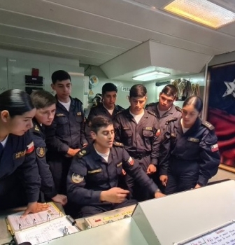 MARINEROS DE LA ACADEMIA POLITÉCNICA NAVAL VISITARON LA FRAGATA “ALMIRANTE RIVEROS”.