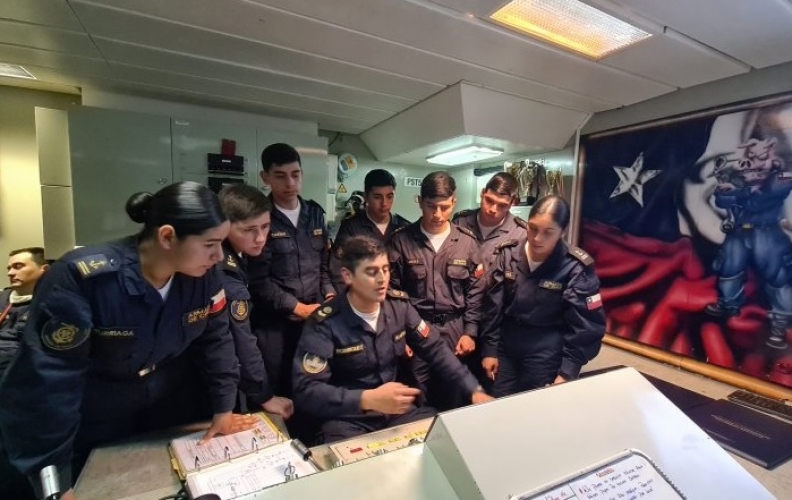 MARINEROS DE LA ACADEMIA POLITÉCNICA NAVAL VISITARON LA FRAGATA “ALMIRANTE RIVEROS”.