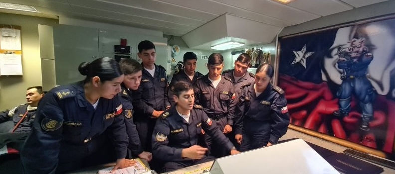 MARINEROS DE LA ACADEMIA POLITÉCNICA NAVAL VISITARON LA FRAGATA “ALMIRANTE RIVEROS”.