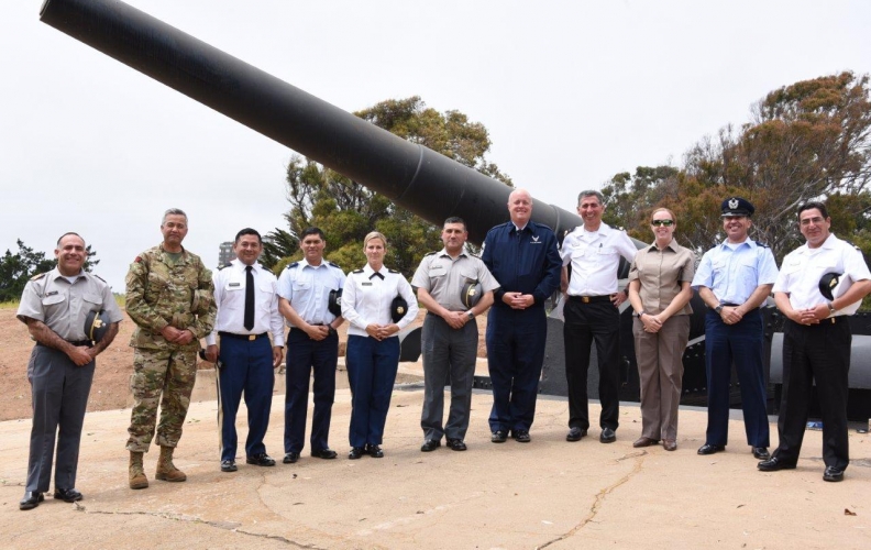 INTERCAMBIO DE EXPERIENCIAS SUBOFICIALES MAYORES TEXAS Y DE LAS FF.AA. DE CHILE EN LA ACADEMIA POLITÉCNICA NAVAL.