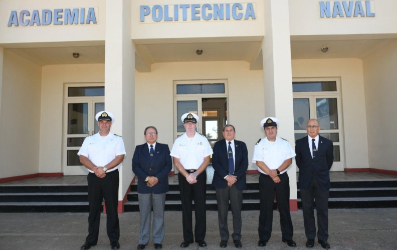 CLUB DE SUBOFICIALES MAYORES DE LA ARMADA SALUDA AL DIRECTOR DE LA ACADEMIA POLITÉCNICA NAVAL.