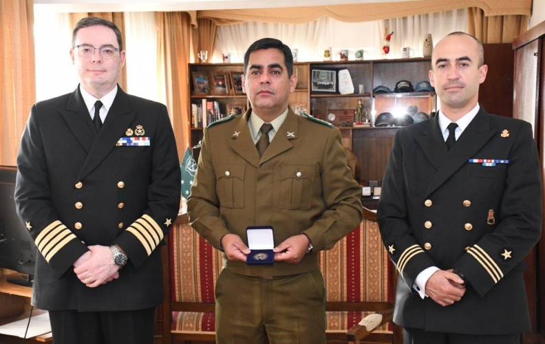 ACADEMIA POLITÉCNICA NAVAL SALUDA A CARABINEROS DE CHILE.