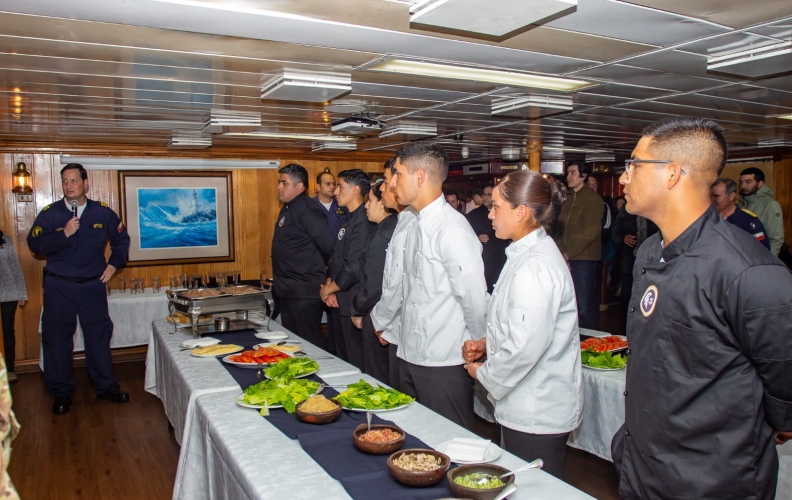 CURSOS DE MAYORDOMO Y COCINERO DE LA ACADEMIA POLITÉCNICA NAVAL REALIZAN CAPACITACIÓN EN AP-AQUILES.