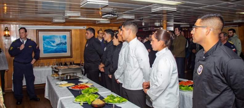 CURSOS DE MAYORDOMO Y COCINERO DE LA ACADEMIA POLITÉCNICA NAVAL REALIZAN CAPACITACIÓN EN AP-AQUILES.