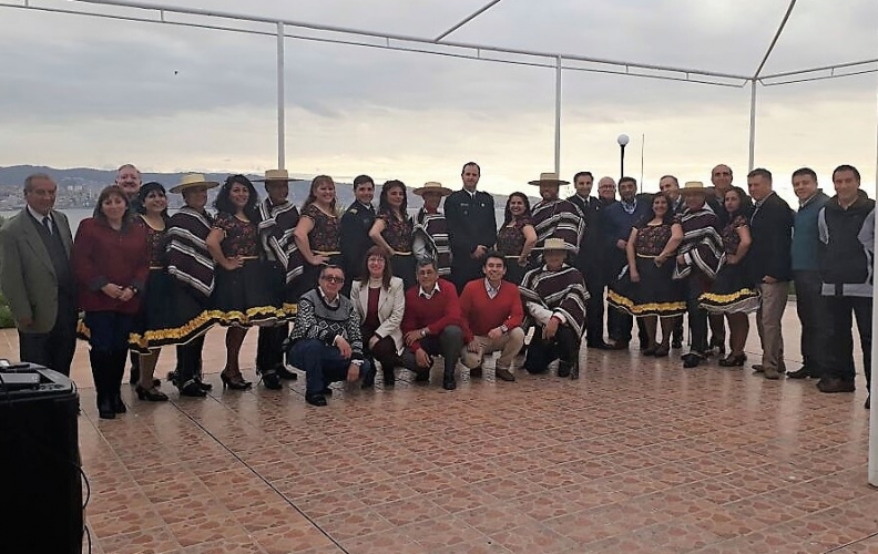 PROFESORES SALUDAN AL DIRECTOR DE LA APOLINAV EN FIESTAS PATRIAS. PROFESORES SALUDAN AL DIRECTOR DE LA APOLINAV EN FIESTAS PATRIAS.