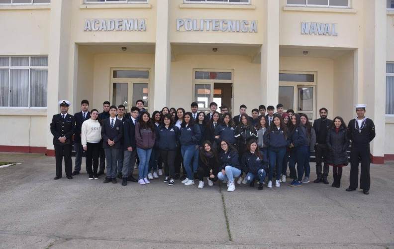 ALUMNOS DE COLEGIOS DE LA QUINTA REGIÓN REALIZARON JORNADA DE “PUERTAS ABIERTAS” EN LA ESCUADRA Y APOLINAV. ALUMNOS DE COLEGIOS DE LA QUINTA REGIÓN REALIZARON JORNADA DE “PUERTAS ABIERTAS” EN LA ESCUADRA Y APOLINAV.