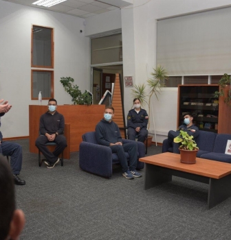 ALUMNOS DE LA APOLINAV RECIBEN CON ENTUSIASMO LOS RADIOTEATROS NAVALES CON MOTIVO DEL MES DEL MAR.