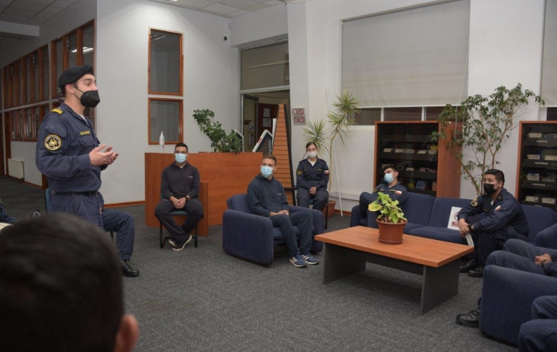 ALUMNOS DE LA APOLINAV RECIBEN CON ENTUSIASMO LOS RADIOTEATROS NAVALES CON MOTIVO DEL MES DEL MAR.