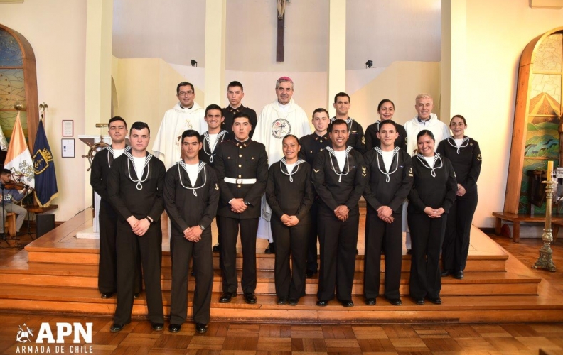 ALUMNOS DE LA APOLINAV Y SERVIDORES NAVALES RECIBEN LOS SACRAMENTOS. ALUMNOS DE LA APOLINAV Y SERVIDORES NAVALES RECIBEN LOS SACRAMENTOS.
