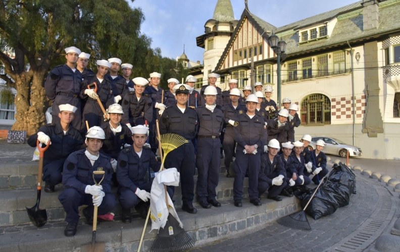 CADETES Y GRUMETES CONTINÚAN REALIZANDO OPERATIVOS DE LIMPIEZA EN VALPARAÍSO Y VIÑA DEL MAR. CADETES Y GRUMETES CONTINÚAN REALIZANDO OPERATIVOS DE LIMPIEZA EN VALPARAÍSO Y VIÑA DEL MAR.