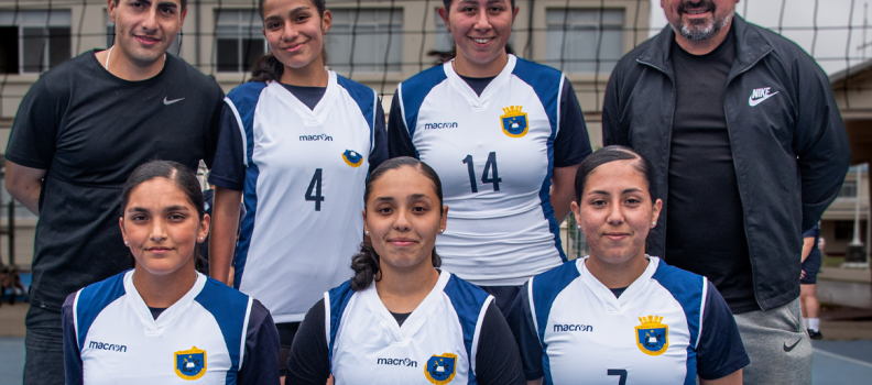 Voleibol Femenino de la Academia Politécnica Naval se Prepara para la Liga Deportiva