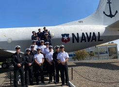 ALUMNOS DE LA ACADEMIA POLITÉCNICA NAVAL VISITAN LA AVIACIÓN NAVAL
