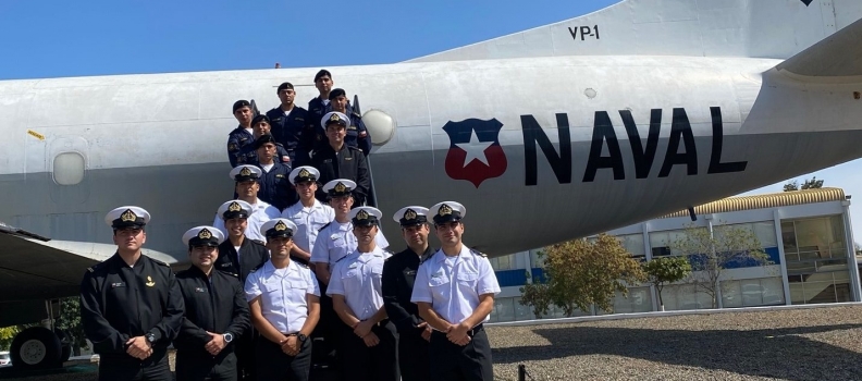 ALUMNOS DE LA ACADEMIA POLITÉCNICA NAVAL VISITAN LA AVIACIÓN NAVAL