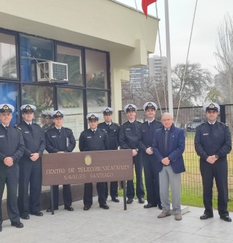 OFICIALES ALUMNOS DE LA ACADEMIA POLITÉCNICA NAVAL VISITARON EL CENTRO DE TELECOMUNICACIONES DE SANTIAGO.