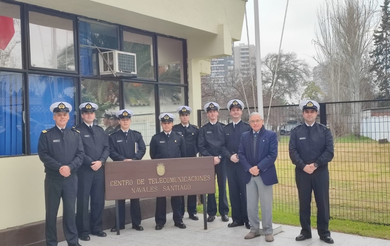 OFICIALES ALUMNOS DE LA ACADEMIA POLITÉCNICA NAVAL VISITARON EL CENTRO DE TELECOMUNICACIONES DE SANTIAGO.