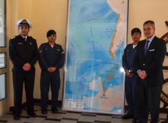 ACADEMIA POLITÉCNICA NAVAL RECIBE DONACIÓN DE PROYECCIÓN CARTOGRÁFICA DE CHILE