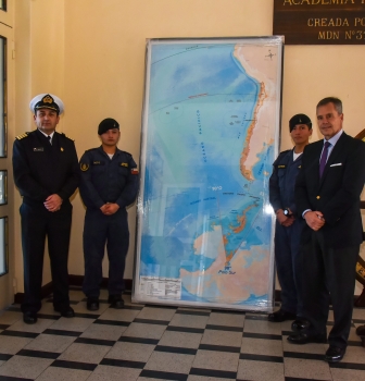 ACADEMIA POLITÉCNICA NAVAL RECIBE DONACIÓN DE PROYECCIÓN CARTOGRÁFICA DE CHILE