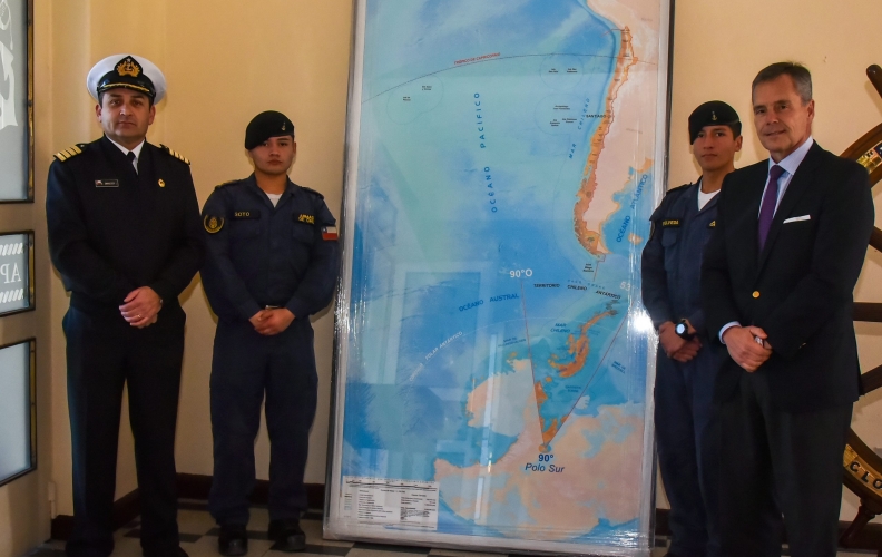 ACADEMIA POLITÉCNICA NAVAL RECIBE DONACIÓN DE PROYECCIÓN CARTOGRÁFICA DE CHILE