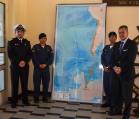 ACADEMIA POLITÉCNICA NAVAL RECIBE DONACIÓN DE PROYECCIÓN CARTOGRÁFICA DE CHILE