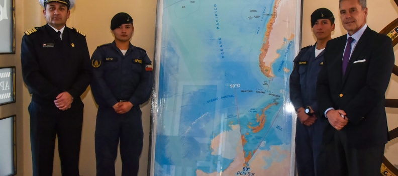 ACADEMIA POLITÉCNICA NAVAL RECIBE DONACIÓN DE PROYECCIÓN CARTOGRÁFICA DE CHILE
