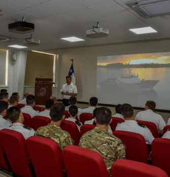 Contraalmirante Gonzalo Beltrán brinda conferencia a Oficiales de la Academia Politécnica Naval