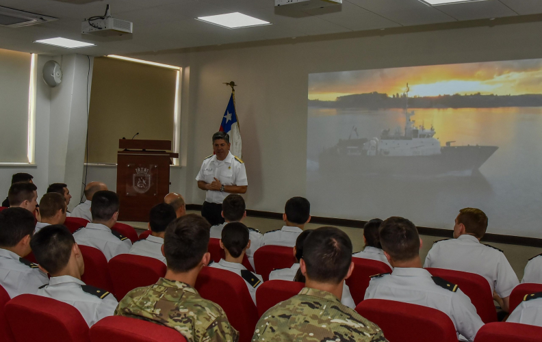 Contraalmirante Gonzalo Beltrán brinda conferencia a Oficiales de la Academia Politécnica Naval