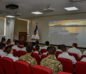 Contraalmirante Gonzalo Beltrán brinda conferencia a Oficiales de la Academia Politécnica Naval
