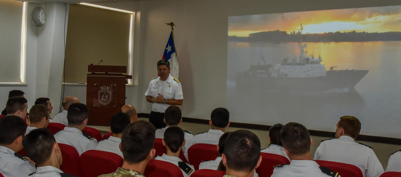 Contraalmirante Gonzalo Beltrán brinda conferencia a Oficiales de la Academia Politécnica Naval